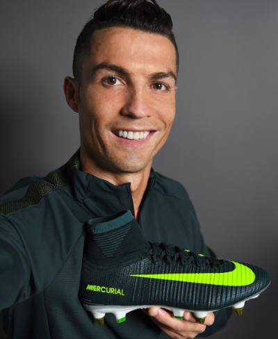 Ο Cristiano Ronaldo κρατά τα ποδοσφαιρικά παπούτσια Nike Mercurial