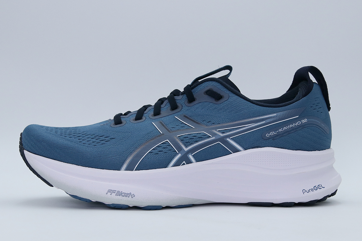 Asics Gel Kayano 32 αθλητικά παπούτσια για τρέξιμο σε μπλε και λευκό χρώμα