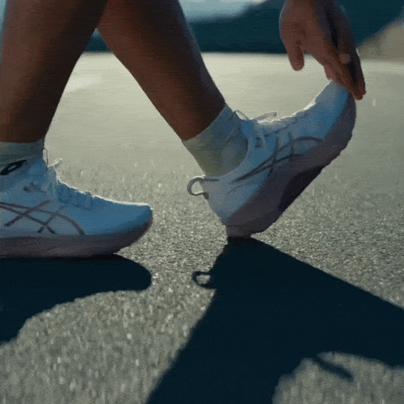 Τα running shoes ASICS Kayano 32 σε τρέξιμο στον δρόμο