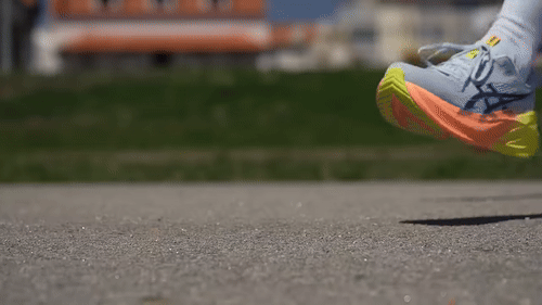 ASICS Superblast 2 αθλητικά παπούτσια για τρέξιμο που τα φορά δρομέας και τρέχει