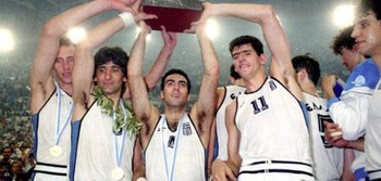 Η Εθνική Ελλάδας σηκώνει το ευρωπαϊκό κύπελλο στο Στάδιο Ειρήνης και Φιλίας το 1987