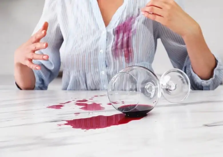 Λεκές από κόκκινο κρασί σε ανοιχτόχρωμο πουκάμισο γυναικείο