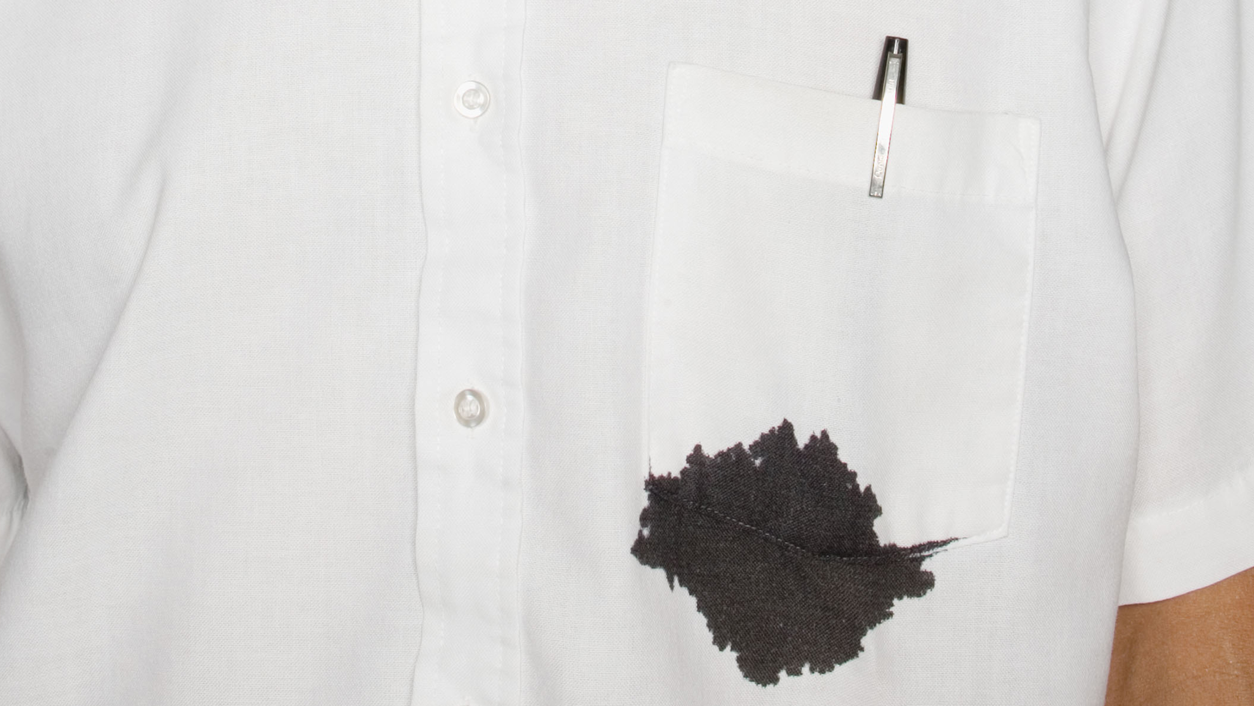 Λεκές από μαύρο μελάνι σε λευκό πουκάμισο