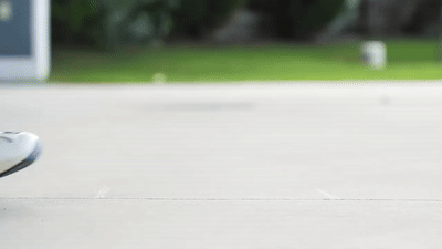 Τα New Balance 1000 sneakers κατά το περπάτημα