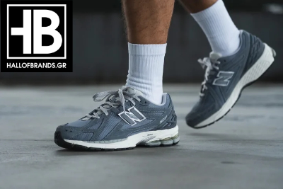 New Balance 1906R sneakers που το φορούν ανδρικά πόδια στον δρόμο