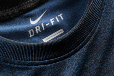 Η τεχνολογία στα ρούχα και στις μπλούζες Nike Dri-FIT βοηθά τον ιδρώτα σου να εξατμίζεται όταν αθλείσαι