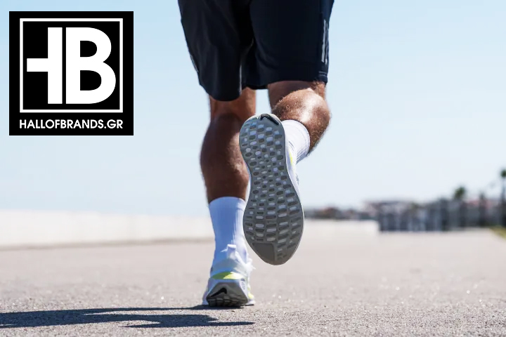 Δρομέας φορά τα Nike Infinity Run 4 αθλητικά ανδρικά παπούτσια για τρέξιμο.