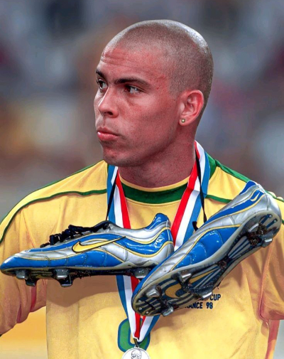 Ο Βραζιλιάνος Ronaldo Nazário με τα Nike Mercurial περασμένα στον λαιμό του