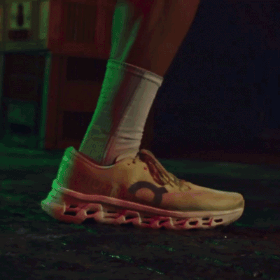 Τα On Cloudmonster 3 αθλητικά παπούτσια για τρέξιμο φορεμένα κατά το τρέξιμο