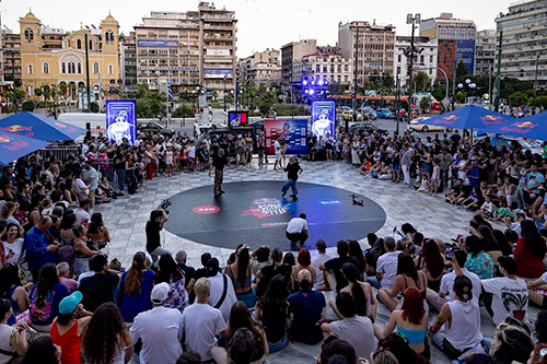 Πίστα που χορεύουν διαγωνιζόμενοι στην πλατεία μίας πόλης με κόσμο να παρακολουθεί