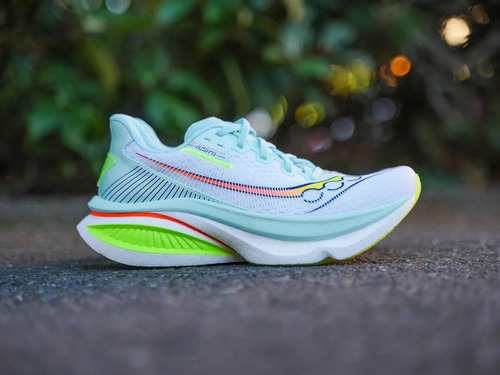 Τα Saucony Endorphin Azura σε μοναδικούς χρωματικούς συνδυασμούς