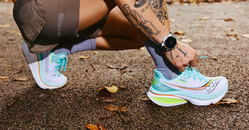 Τρέξιμο στον δρόμο με τα Saucony Endorphin Azura running παπούτσια