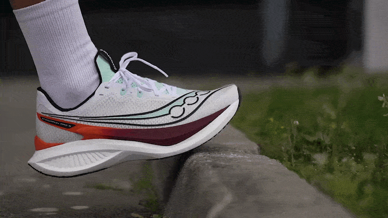 Τα παπούτσια για τρέξιμο Saucony Endorphin Pro 5 παρέχουν επιστροφή ενέργειας όταν τρέχεις