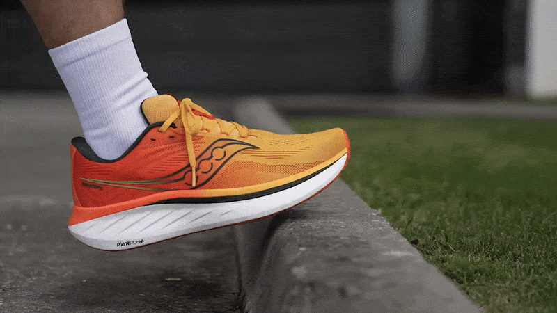 Ο αφρός PWRRUN+ στα running shoes Saucony Ride 18 απορροφά τους κραδασμούς κι επιστρέφει ενέργεια στο τρέξιμο