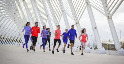 Ομάδα ανθρώπων που τρέχει στον εξωτερικό χώρο του Ολυμπιακού Σταδίου της Αθήνας