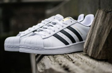 ADIDAS SUPERSTAR: Η ΙΣΤΟΡΙΑ ΤΩΝ ΕΜΒΛΗΜΑΤΙΚΩΝ SNEAKERS