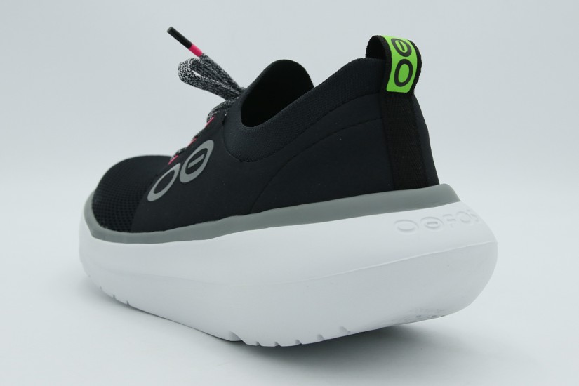 Oofos Oomy Stride Γυναικεία Παπούτσια Αποκατάστασης Μαύρα, Λευκά