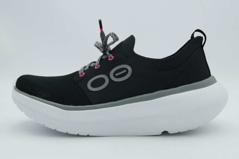 Oofos Oomy Stride Γυναικεία Παπούτσια Αποκατάστασης Μαύρα, Λευκά