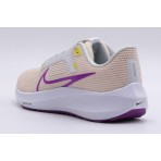 Δες τα ροζ, μωβ και λευκά Nike Air Zoom Pegasus 40 Γυναικεία Sneakers. Κάνε τη διαφορά με αυτά τα παπούτσια για να έχεις μια ξεχωριστή εμπειρία τρεξίματος.