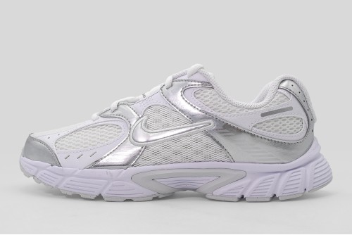 Nike V5 Rnr Sneakers (HQ6411 103)