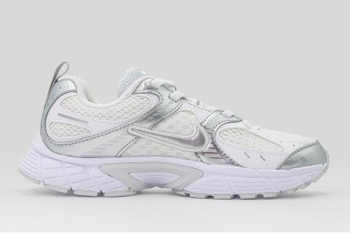 Nike V5 Rnr Sneakers (HQ6412 103)