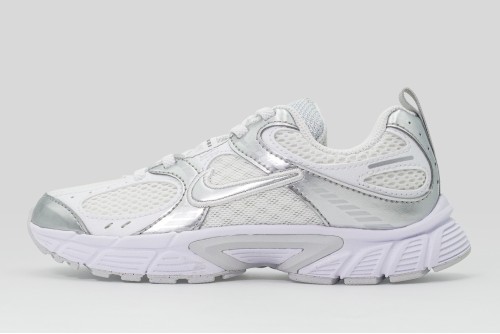 Nike V5 Rnr Sneakers (HQ6412 103)