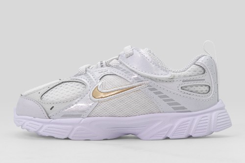 Nike V5 Rnr Sneakers (HQ6413 104)