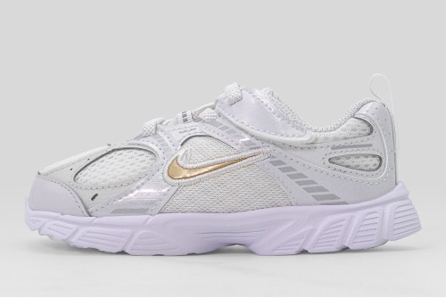 Nike V5 Rnr Sneakers (HQ6413 104)