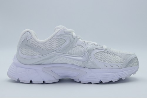 Nike V5 Rnr Sneakers (HQ7901 101)