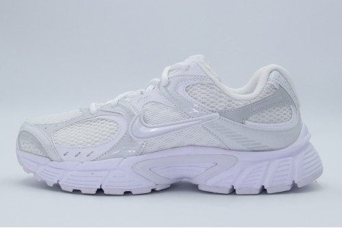 Nike V5 Rnr Sneakers (HQ7901 101)