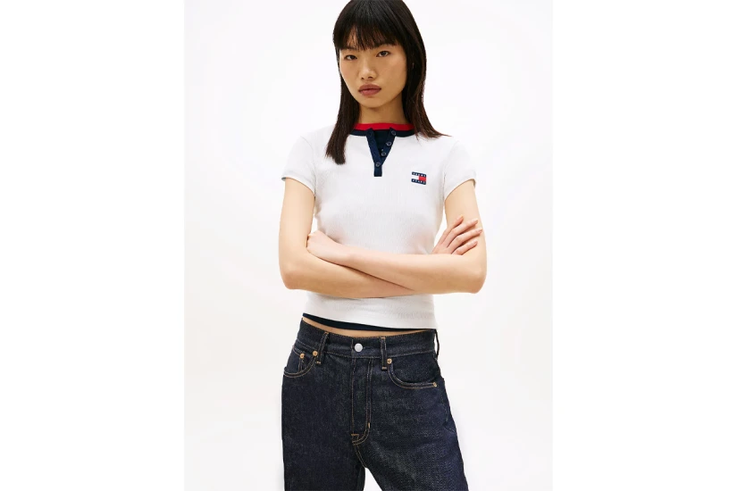 Tommy Jeans Badge Henley Ribbed Γυναικείο Κοντομάνικο T-Shirt Εκρού, Μπλε Σκούρο