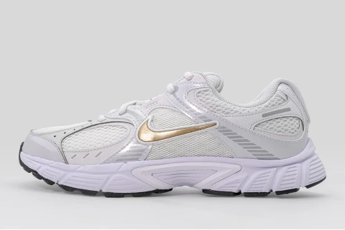 Nike V5 Rnr Sneakers (HQ6411 104)