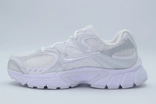 Nike V5 Rnr Sneakers (HQ7901 101)