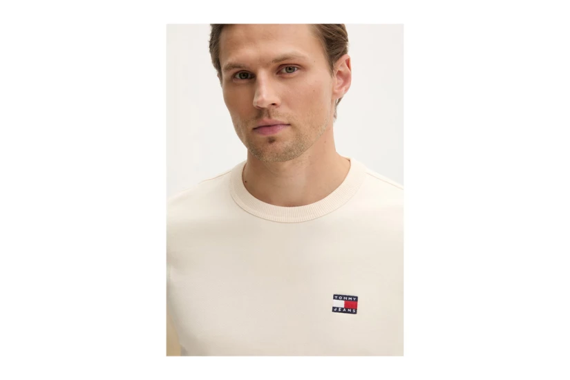 Tommy Jeans Badge Ανδρική Μακρυμάνικη Μπλούζα με Λαιμόκοψη Εκρού