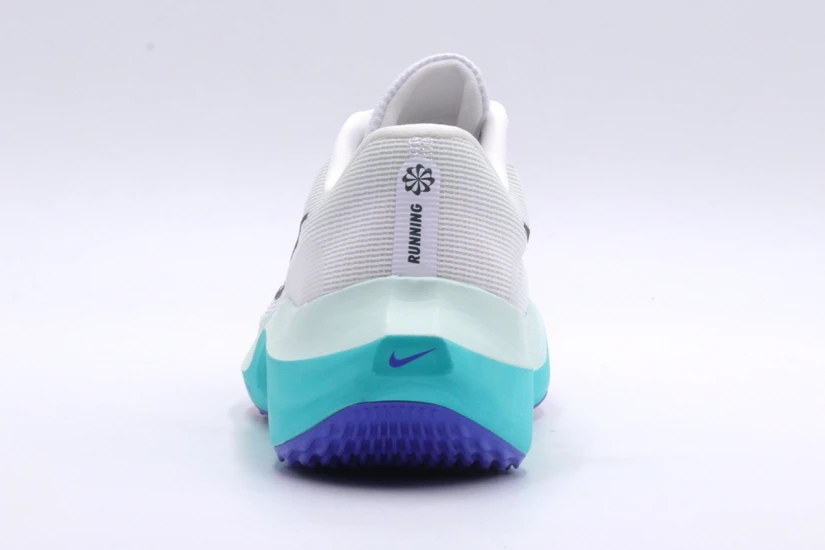 Δες τα πολύχρωμα Nike Zoom Fly 5 Γυναικεία Sneakers. Κάνε τη διαφορά με αυτά τα παπούτσια για να έχεις μια ξεχωριστή εμπειρία τρεξίματος και στυλ .