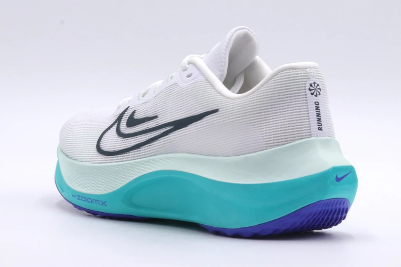 Δες τα πολύχρωμα Nike Zoom Fly 5 Γυναικεία Sneakers. Κάνε τη διαφορά με αυτά τα παπούτσια για να έχεις μια ξεχωριστή εμπειρία τρεξίματος και στυλ .