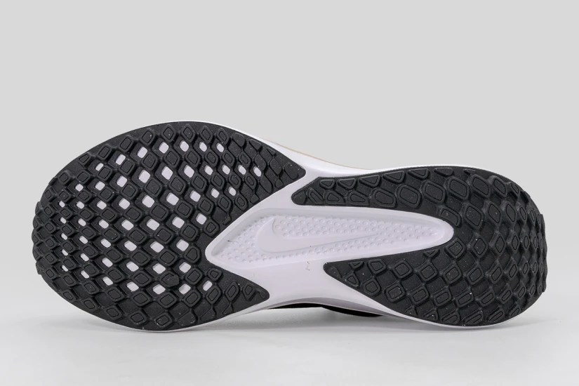 Nike Quest 6 Αθλητικά Παπούτσια για Τρέξιμο Μαύρα, Εκρού, Λευκά