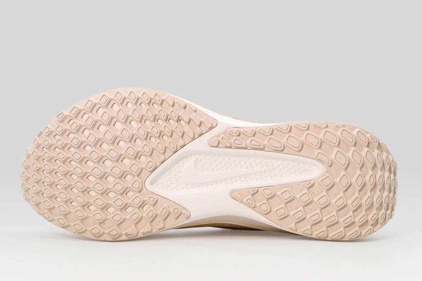 Nike Quest 6 Αθλητικά Παπούτσια για Τρέξιμο Μπεζ, Κίτρινα, Λευκά