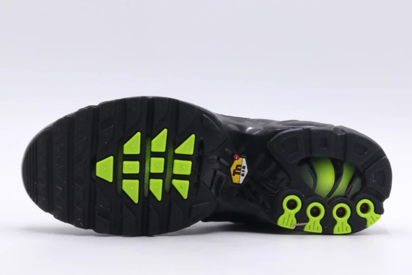 Nike Air Max Plus Black Volt Unisex Sneakers Μαύρα