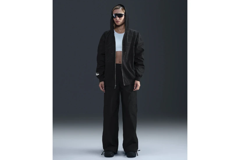 Nike Sportswear Γυναικείο Αντιανεμικό Μπουφάν με Κουκούλα Μαύρο
