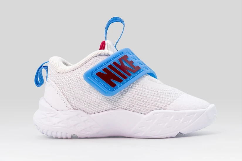Nike Team Hustle D 12 Βρεφικά Sneakers Λευκά, Μπλε, Μπορντό