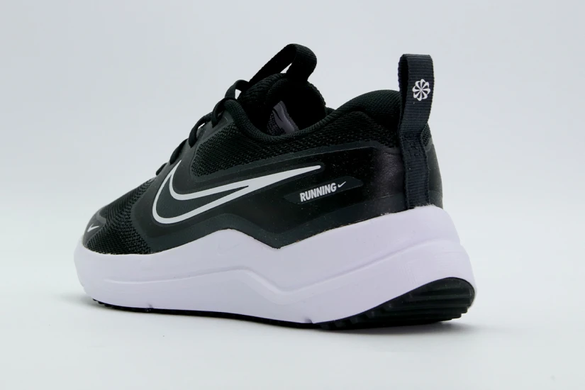 Nike Cosmic Runner Αθλητικά Παπούτσια για Τρέξιμο Μαύρα, Λευκά