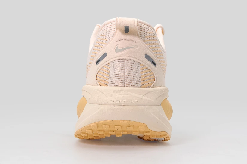 Nike Vomero 18 Αθλητικά Παπούτσια για Τρέξιμο Σομόν, Λευκά