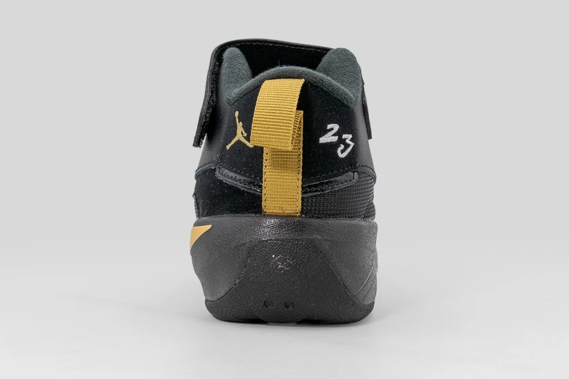 Jordan Max Aura 7 Παιδικά Sneakers Μαύρα, Χρυσά