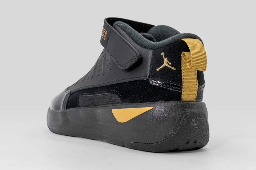 Jordan Max Aura 7 Παιδικά Sneakers Μαύρα, Χρυσά