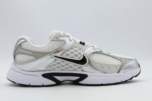 Nike V5 Rnr Sneakers (HQ6411 100)