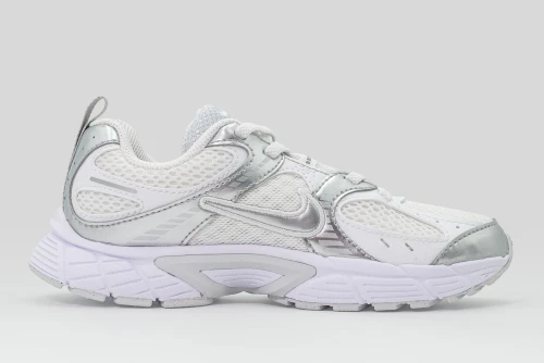 Nike V5 Rnr Sneakers (HQ6412 103)