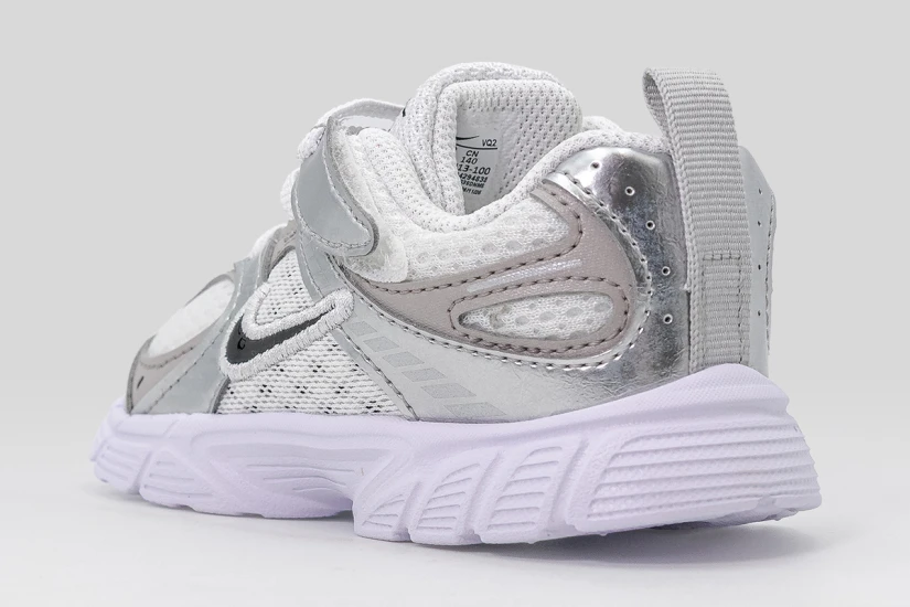 Nike V5 RNR Βρεφικά Sneakers Λευκά, Ασημί, Γκρι