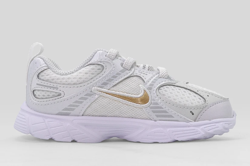 Nike V5 RNR Βρεφικά Sneakers Γκρι Ανοιχτό, Χρυσά, Λευκά