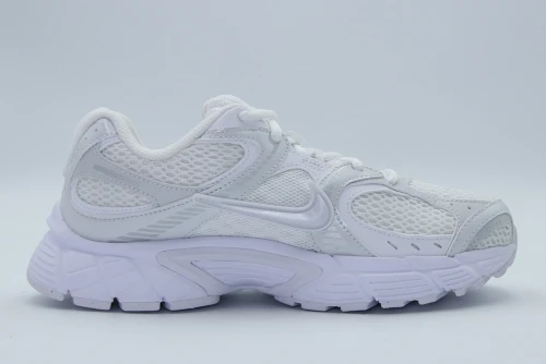 Nike V5 Rnr Sneakers (HQ7901 101)